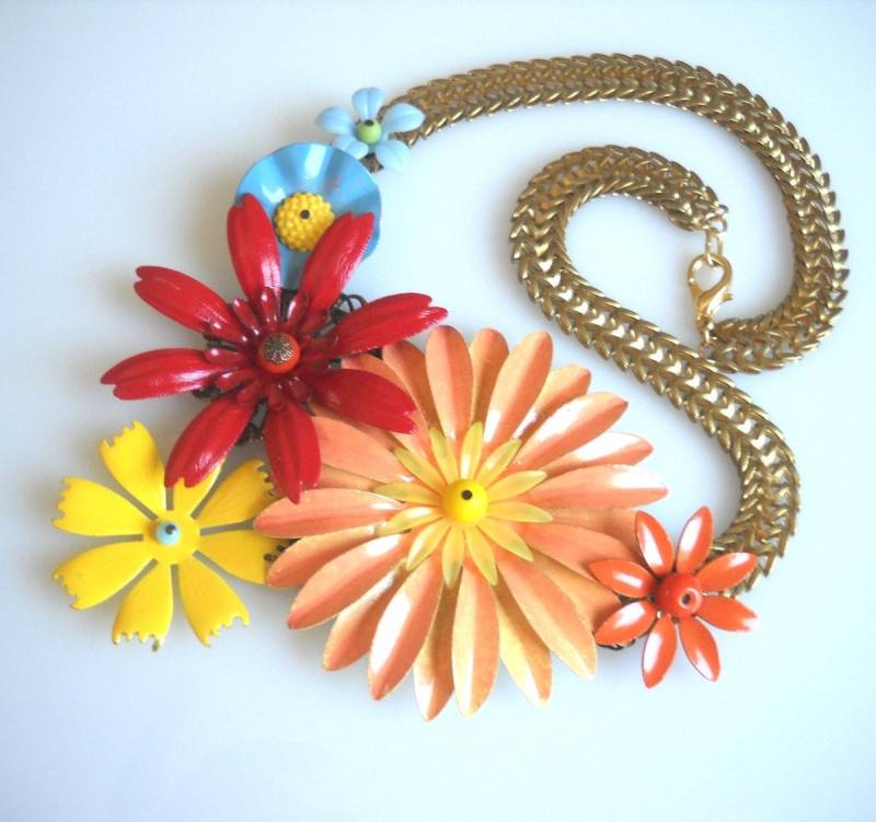 Blumen Statement Halskette Bunte Schmuck Pfirsich Rot Gelb Blau Blume Und Eine Metallkette von myfaunaflora