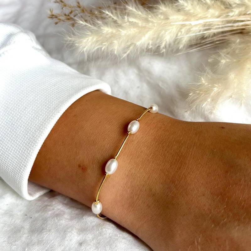 Feines Armband Mit Kunst-Süßwasserperlen in Gold von myfelyn