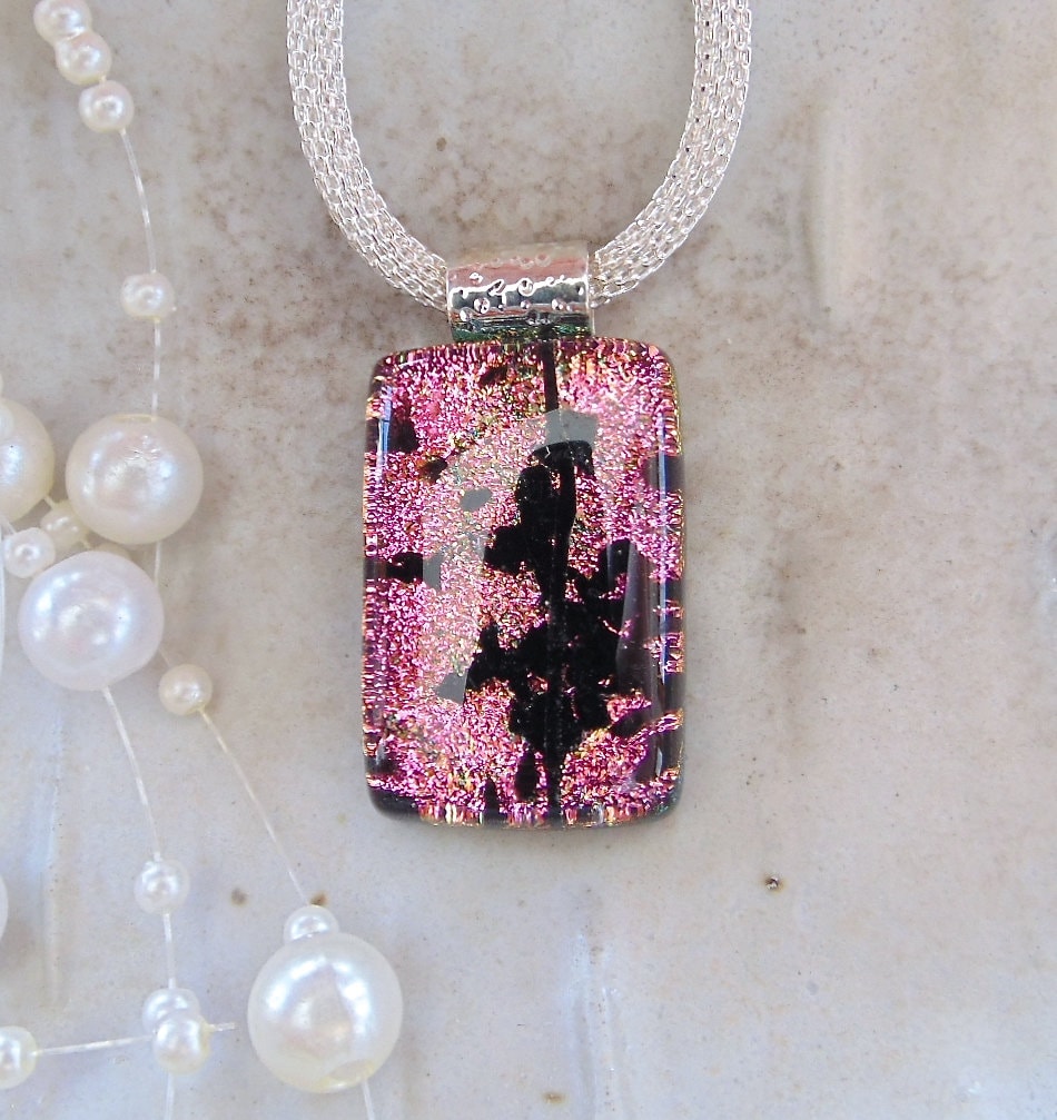 Rosa Halskette, Fusing Glas Petite, Dichroic Anhänger, Geschmolzener Schmuck, Rosa, Schwarz, A2 von myfusedglass