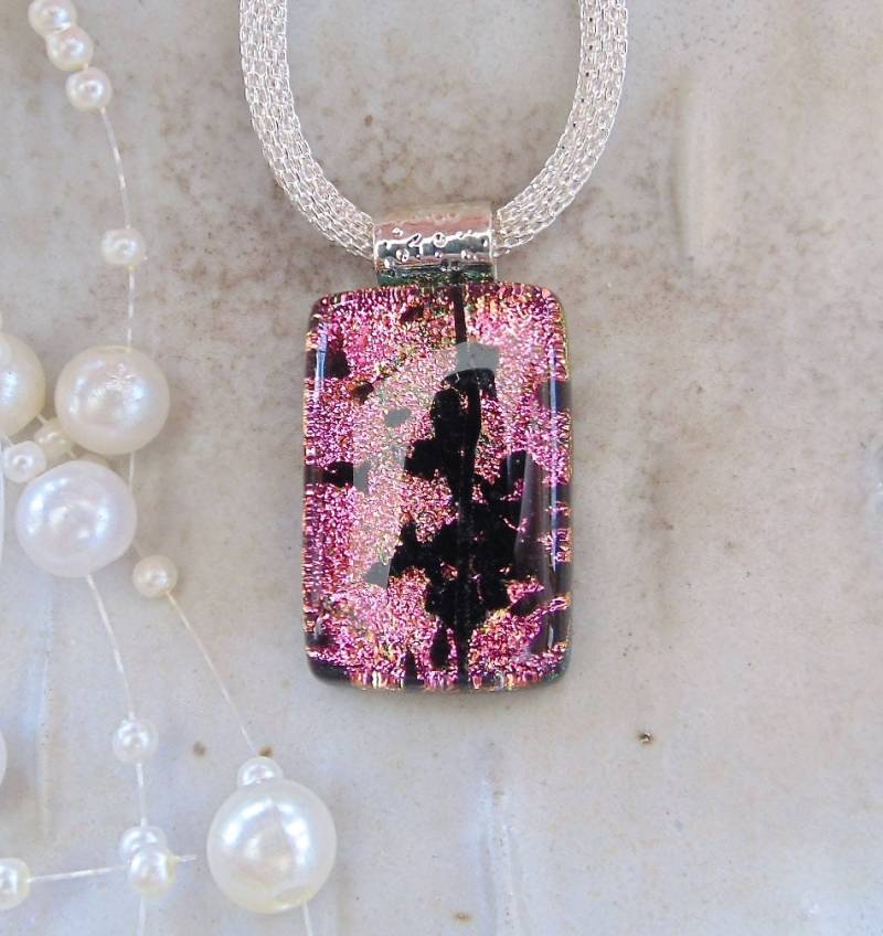 Rosa Halskette, Fusing Glas Petite, Dichroic Anhänger, Geschmolzener Schmuck, Rosa, Schwarz, A2 von myfusedglass