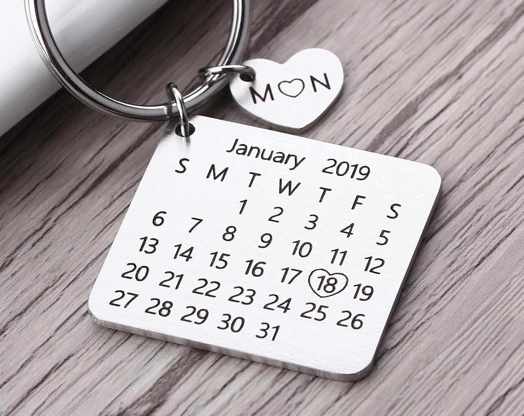 Handgestempelter Kalender - Personalisierter Schlüsselbund Für Geschenk Freund/Freundin Gravierter Geburtstagsgeschenk Handgestempelter Kalender - Personalisierter Schlüsselbund Für Geschenk Freund/Freundin Gravierter Geburtstagsgeschenk von myhandword