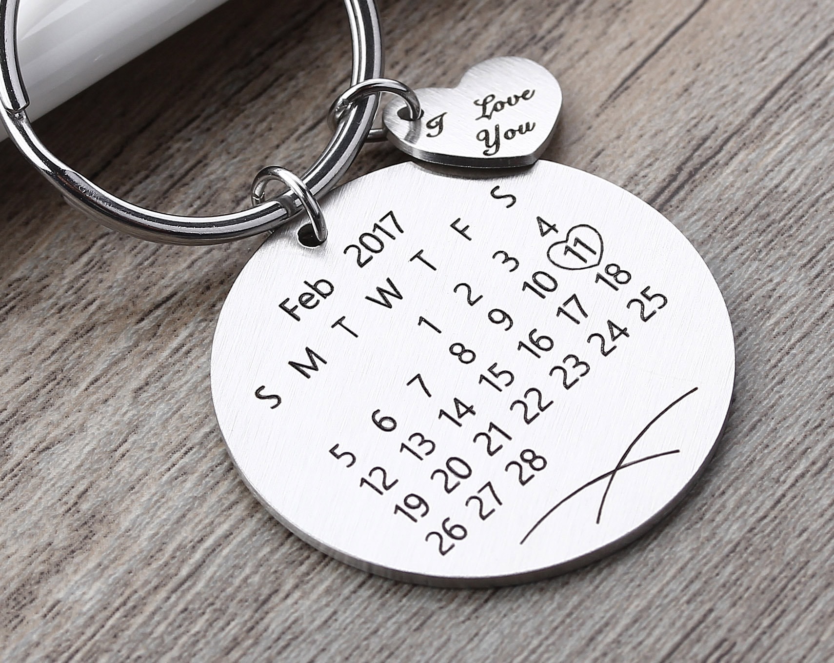 Personalisierter Kalender Schlüsselanhänger - Handgestempelter Datum Hervorgehoben Mit Herz Geschenk Zum Jahrestag, Hochzeit, Valentinstag Personalisierter Kalender Schlüsselanhänger - Handgestempelter Datum Hervorgehoben Mit Herz Geschenk Zum Jahrestag, Hochzeit, Valentinstag von myhandword