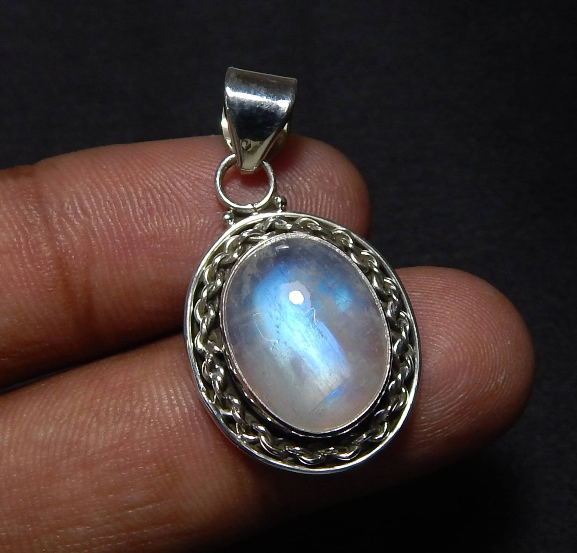 Aaa Qualität Edelstein Anhänger, 12x15mm Oval Form Cabochon Blue Fire Regenbogen Mondstein Anhänger 925 Sterling Silber Einzigartiges Design Anhänger von myhealingworld