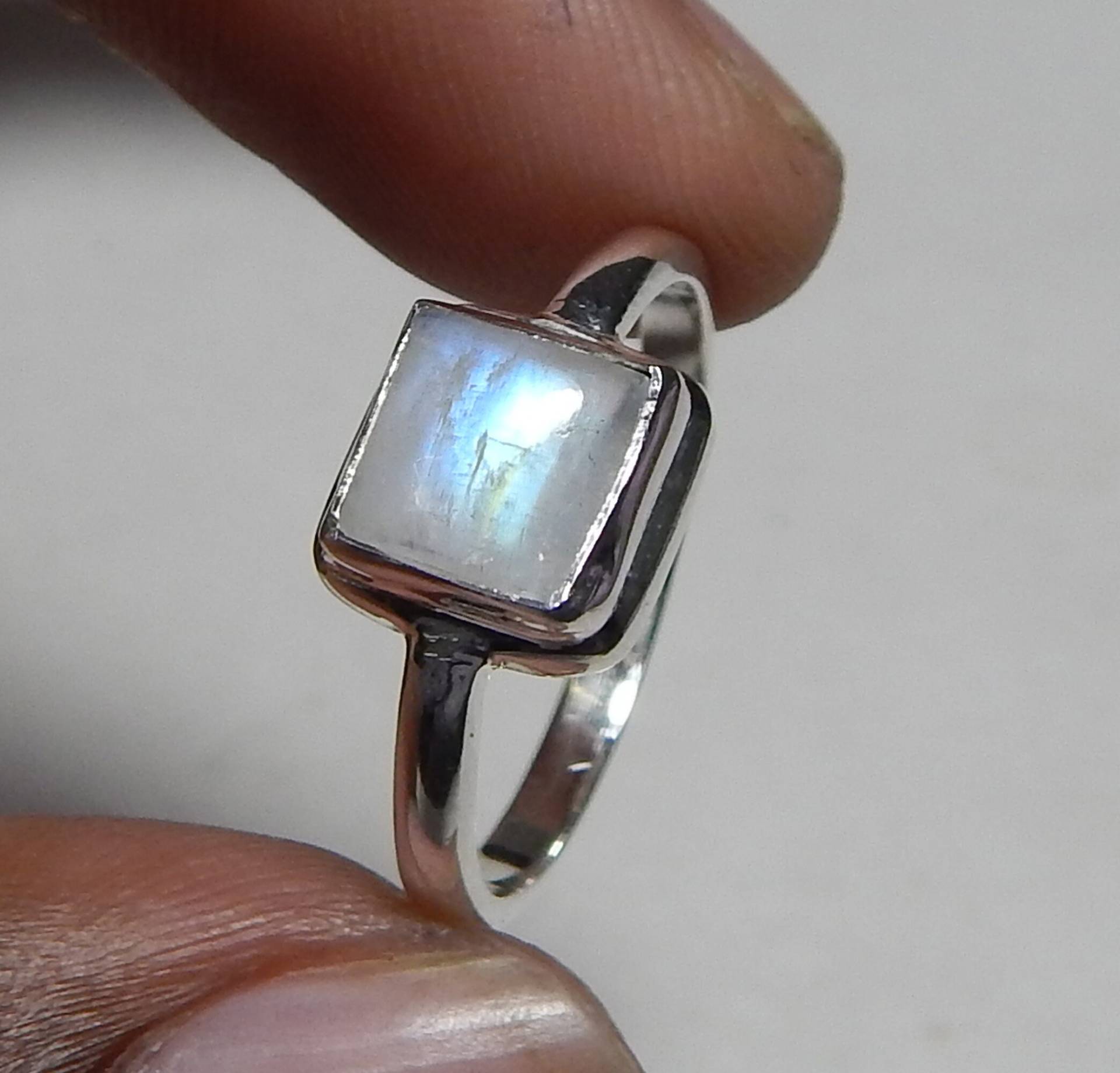 Blue Fire 7mm Kissen Regenbogen Mondstein Ring, 925 Sterling Silber Designer Ring von myhealingworld