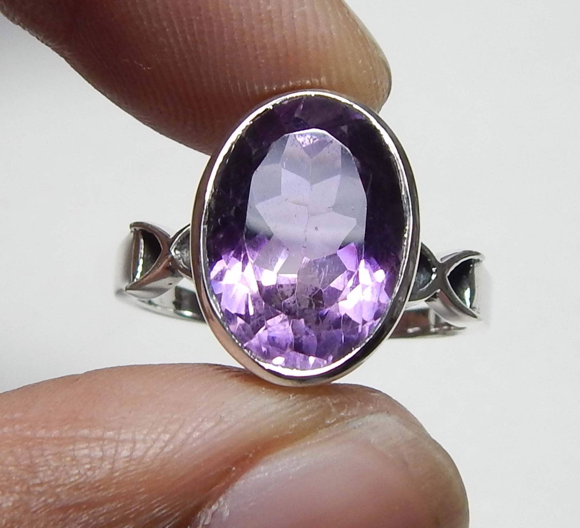 Facettierte Amethyst Ring, 10x14mm Oval Form Edelstein Schöne Einzigartige Design Band Silber 925 Sterling Ring Schmuck von myhealingworld