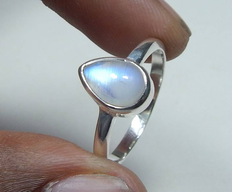 Natürliche 6 X 9 Mm Birne Form Blue Fire Regenbogen Mondstein Silber Ring . Leichter Ring von myhealingworld