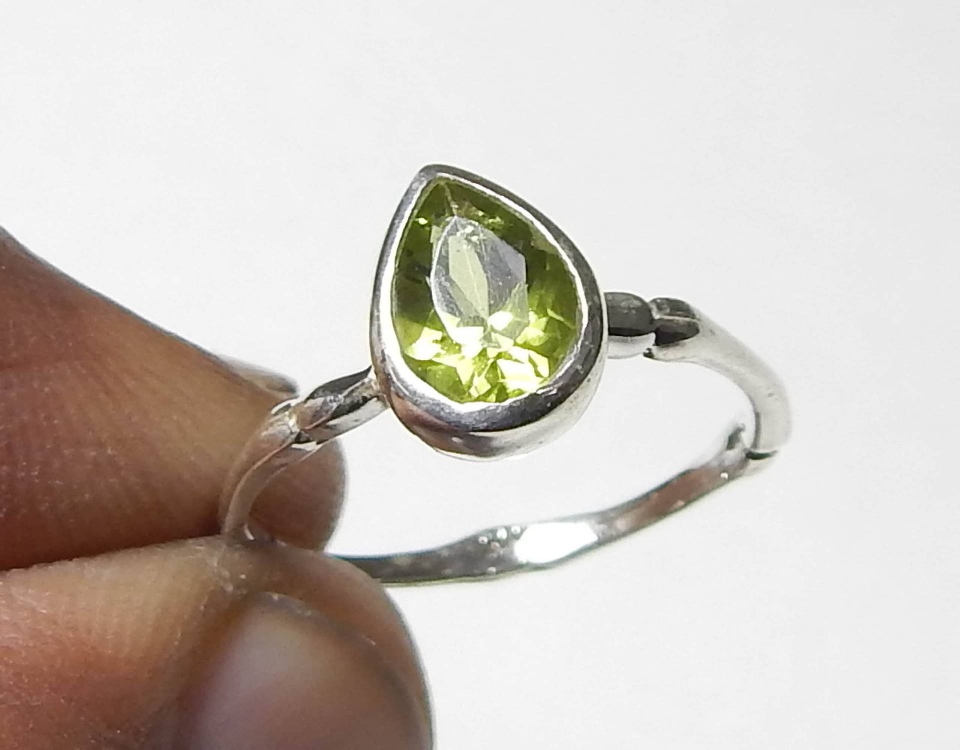 Natürlicher Facettierter Birnenform 5x7mm Peridot Edelstein Ring, 925 Sterling Silber Handgemachter Leichter Ring Für Mädchen Und Frauen von myhealingworld