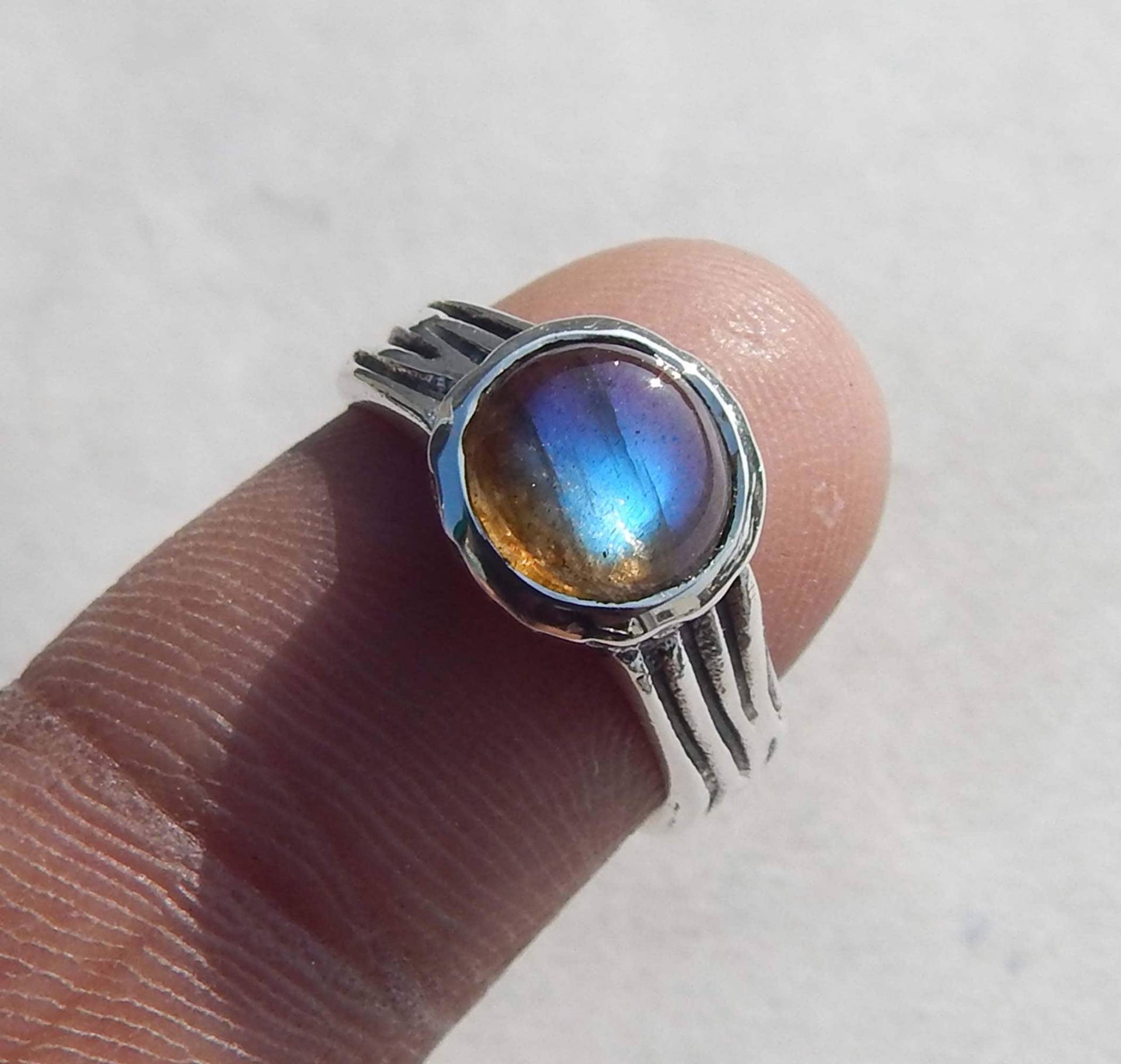 Natürlicher Labradorit Ring, 7mm Runde Form Blaues Feuer Cabochon Edelstein 925 Sterling Silber Handgemachter Ring Für Unisex von myhealingworld