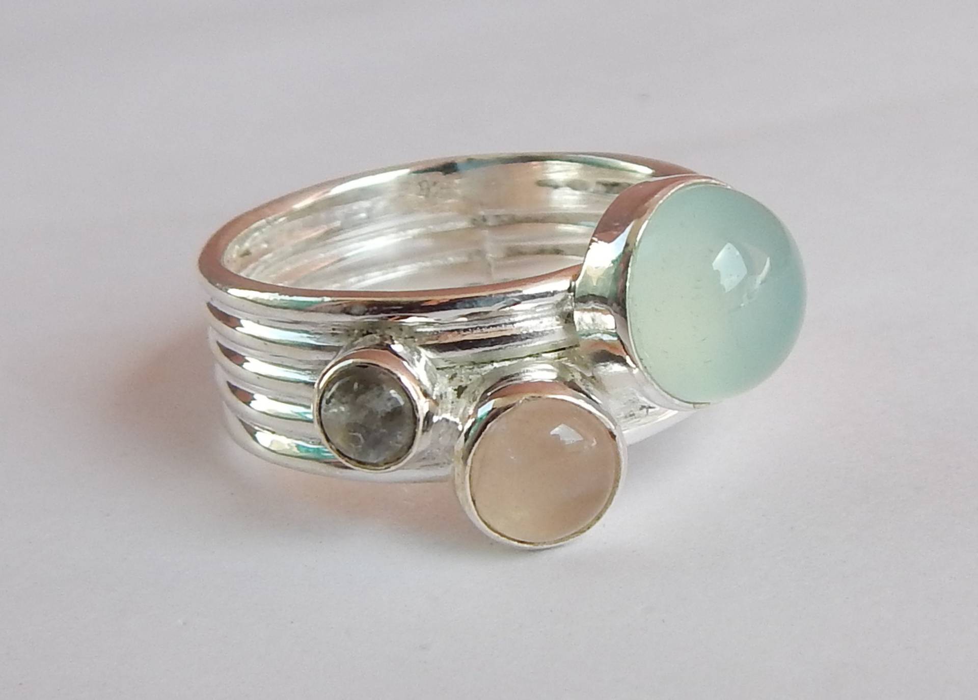 Rund 8mm Aqua Chalcedon, 6mm Rosenquarz & 4mm Regenbogen Mondstein 925 Sterling Silber Cabochon Edelstein Ring. Größe 39 von myhealingworld