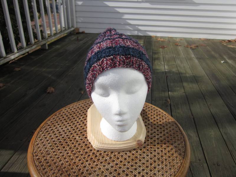 Ein Rot, Weiß Und Blau Mit Blauen Streifen Strickmütze von mykoalakrafts