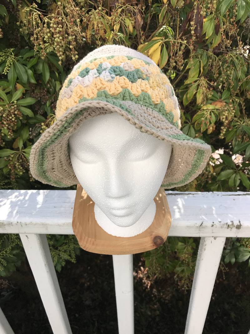 Tan, Grün Und Gelb Gehäkelter Sonnenhut Aus Baumwolle von mykoalakrafts