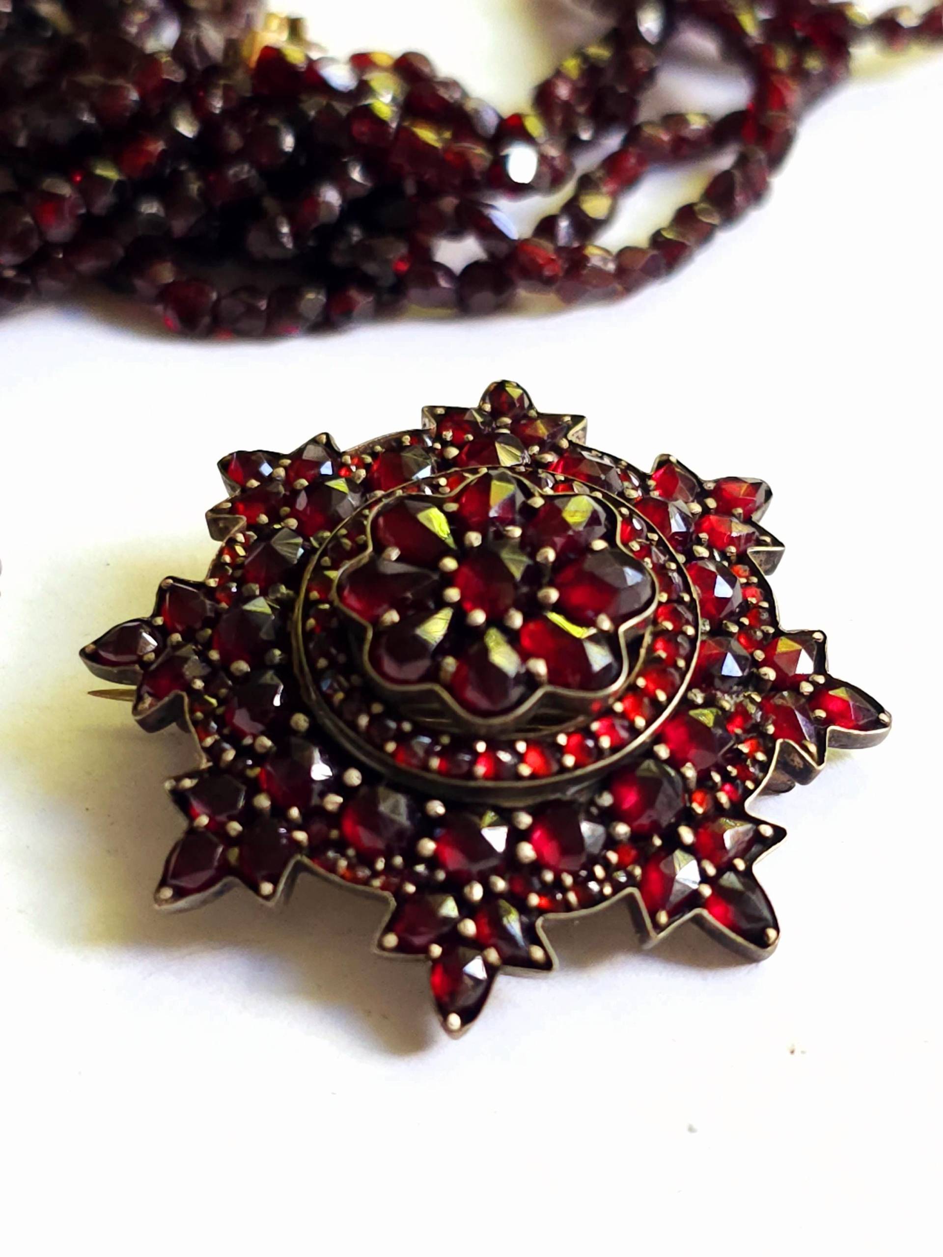 Antike Boho Granat Victorian Brosche Circa 1850-1880. Rosenschliff Pyrop, Perfekter Zustand Antike Boho Granat Victorian Brosche Circa 1850-1880. Rosenschliff Pyrop, Perfekter Zustand von myoldvintage