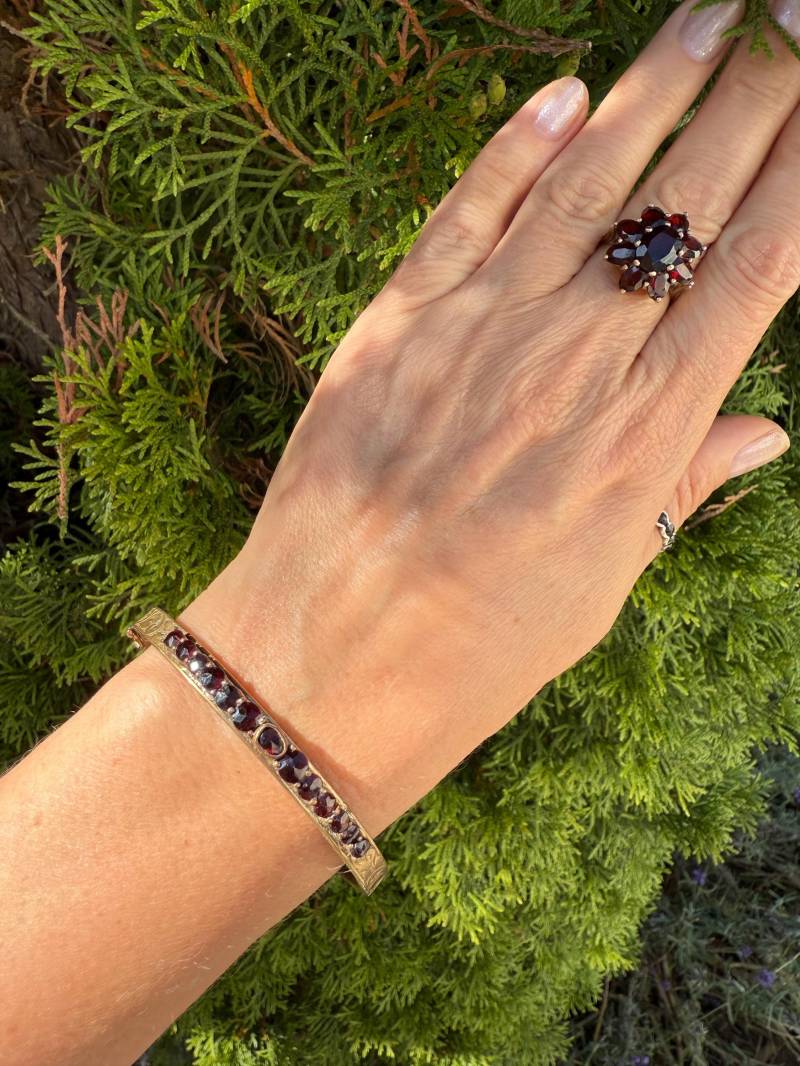 Art Deco Armreif Mit Boho Granaten Handgravur Tampak Sammlerstück Antiker Granat Schmuck Geschenk Deutschland Vintage von myoldvintage