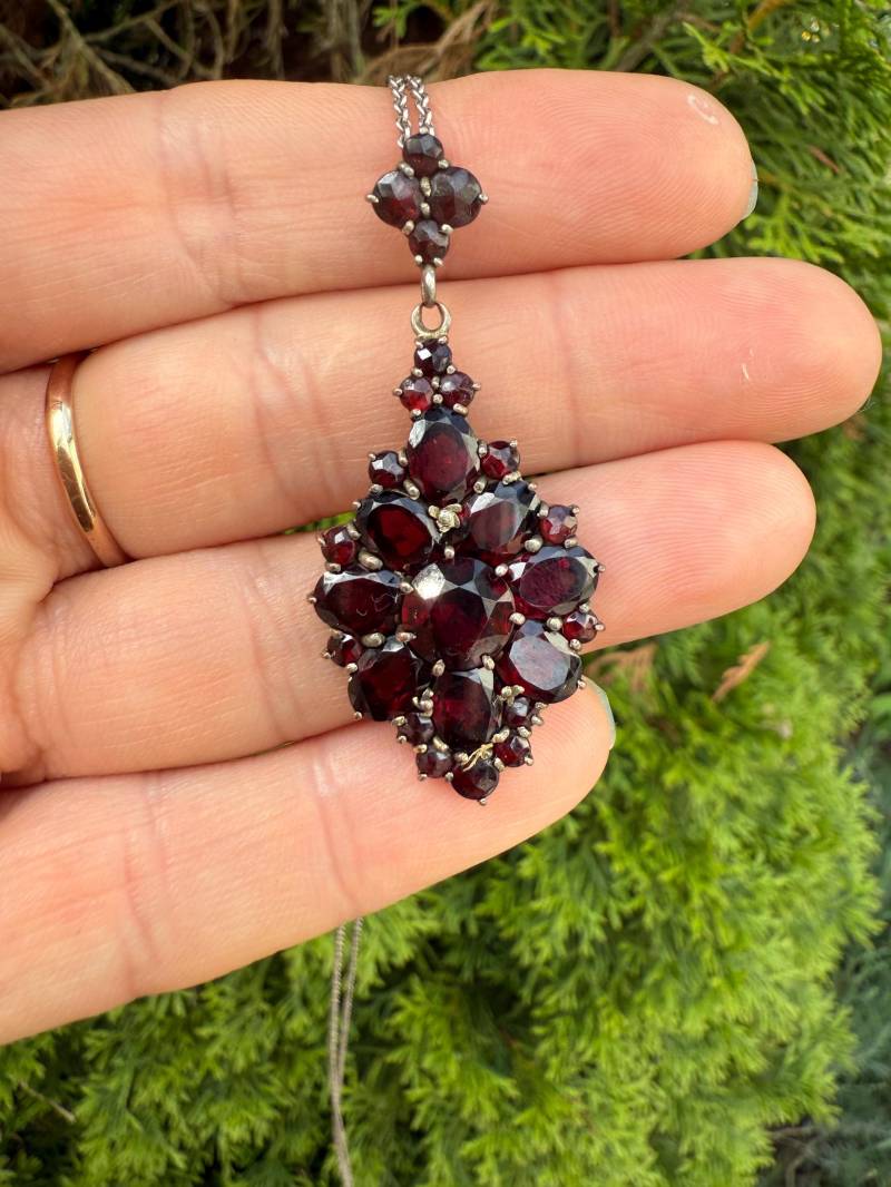 Art Deco Granat Anhänger, Großer Cluster Drop Natürlicher Sammler Schmuck, Hochzeitsgeschenk Für Sie, Statement Halskette Aus Tschechien von myoldvintage