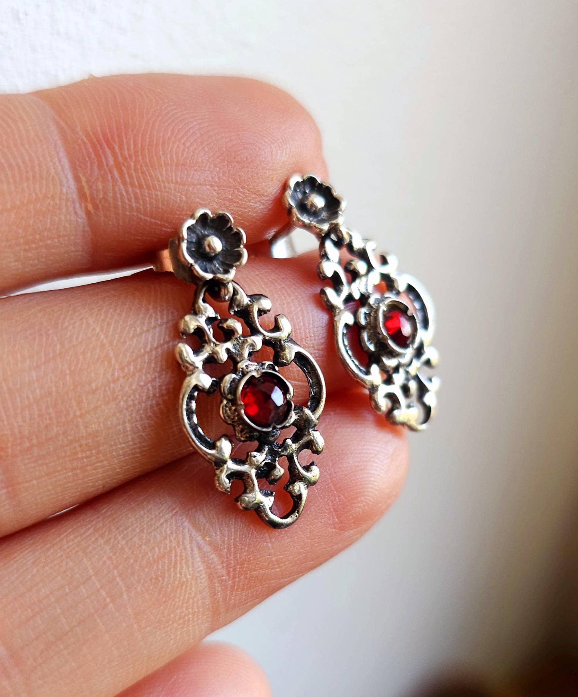 Vintage Boho Granat Ohrringe Pyrope Rosenschliffsteine. Aus Europa Silber Natürlichen Pyrop Rosenschliffsteinen. Antiker Schmuck Vintage Boho Granat Ohrringe Pyrope Rosenschliffsteine. Aus Europa Silber Natürlichen Pyrop Rosenschliffsteinen. Antiker Schmuck von myoldvintage