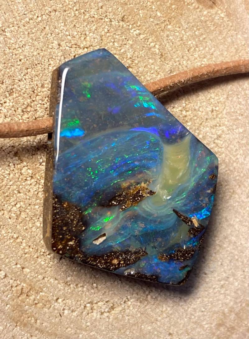 Myopal Boulder Opal Anhänger - 31Ct Grün-Blauer Seitlich Gebohrt von myopals