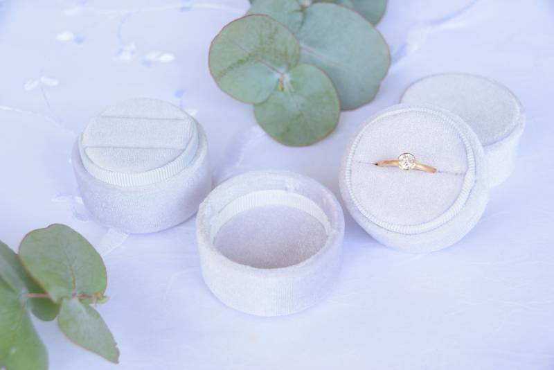 Runde Ringbox Aus Weißem Samt von myringbox