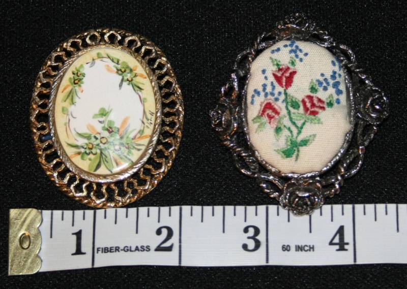 2 Stück Vtg Broschen Pins Anhänger Große 1/2 "x 2" Stoff Bestickt Porzellanschmuck von myrustygold