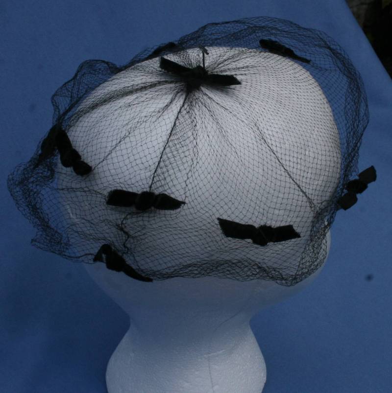 Vtg Damen Hut Whimsy Schwarz Samt Schleifen Netting Schleier Vintage von myrustygold