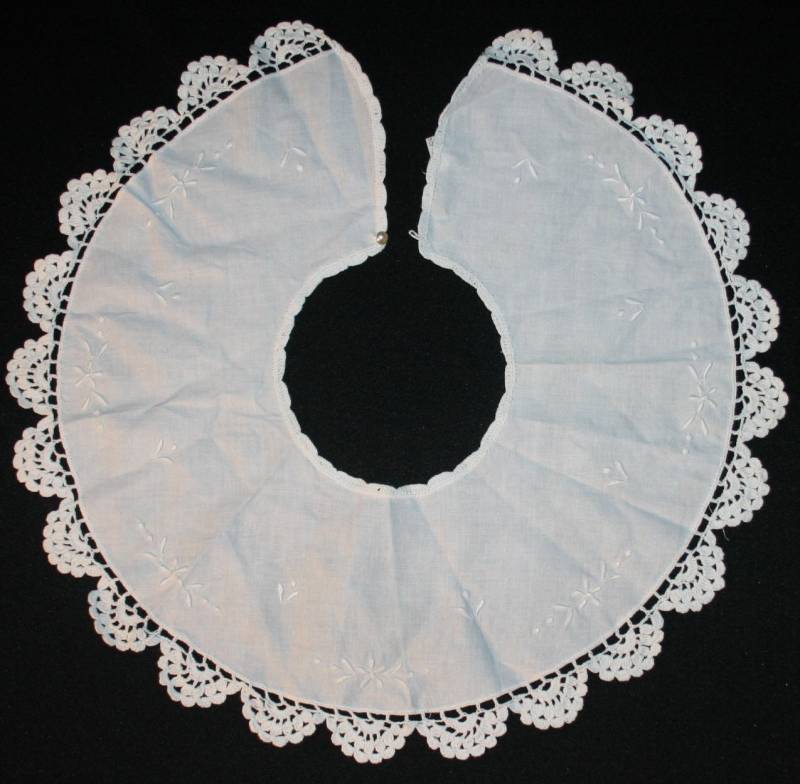 Vtg-Weißer Knopf Am Kragen Gestickt Häkelspitzen Peking Handwerk 6" Breiten Full Circle von myrustygold