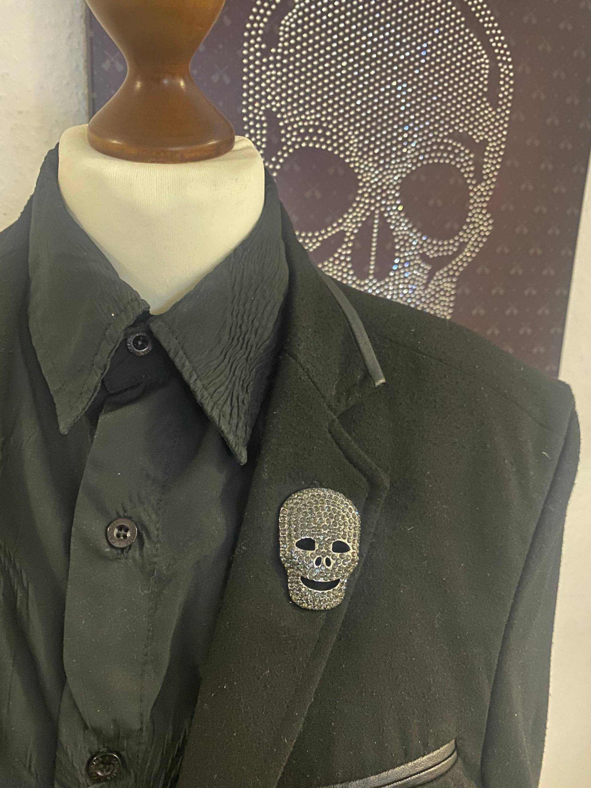 Magnet Brosche Totenkopf Herren Pin Für Anzug, Sakko, Schal, Blazer Schwarzer Zirkon von mysale24