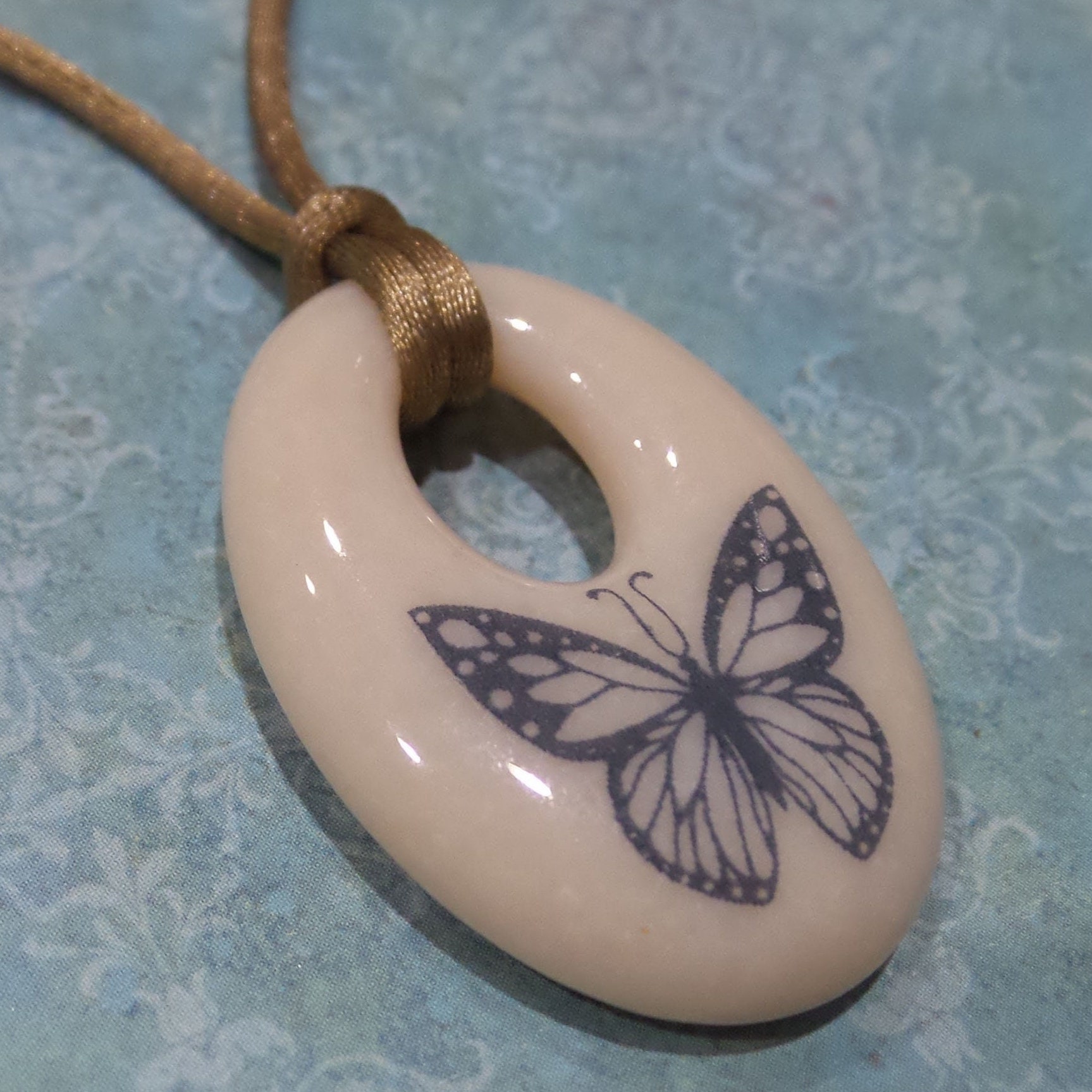 Beige Anhänger Aus Geschmolzenem Glas Mit Grau/Blauem Schmetterling, Schmuck Geschenk Für Sie, Frühling, Donut - Sabina von mysassyglass