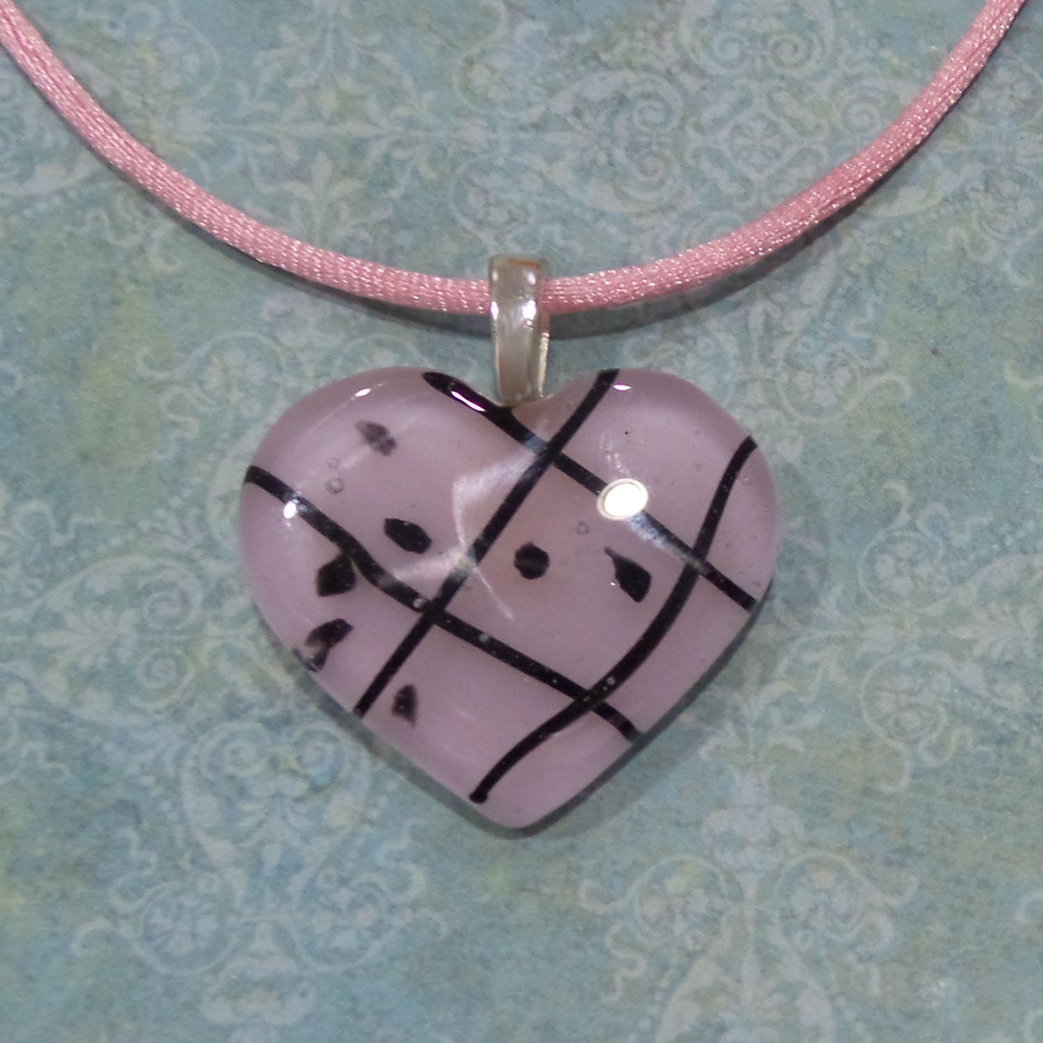 Blassrosa Herz, Verschmolzener Glasanhänger, Herzschmuck, Blassrosa, Schwarze Streifen Und Akzente, Valentinstag, Versandfertig - Treues Herz -5 von mysassyglass