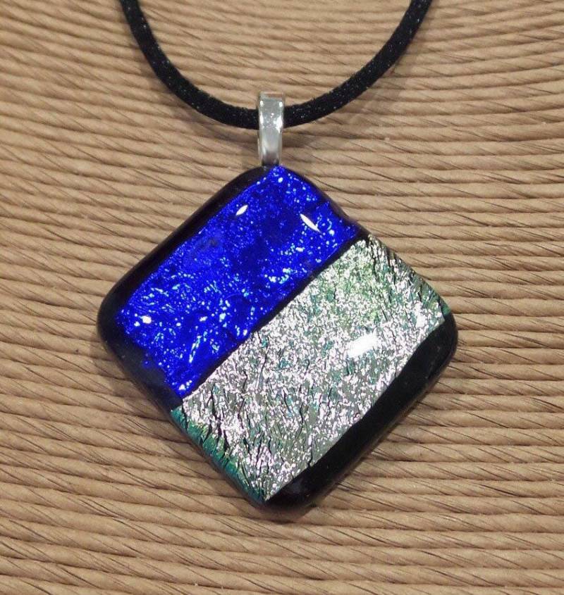 Blauer Dichroic Anhänger, Verschmolzenes Glas, Handgemachter Schmuck Auf Etsy, Funkelndes Blau Und Silber, Versandfertig - Atemberaubend-8 von mysassyglass