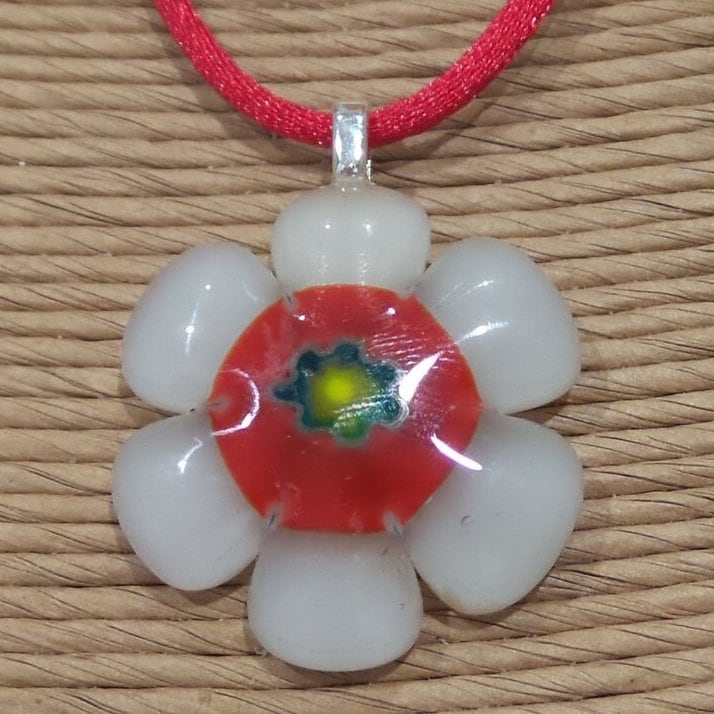 Blumen Anhänger, Rote Und Beige Blumenkette, Blumenschmuck, Blütenblatt Details, Geschenk Für Mädchen, Nur Eins, Schneller Versand - Zoey von mysassyglass