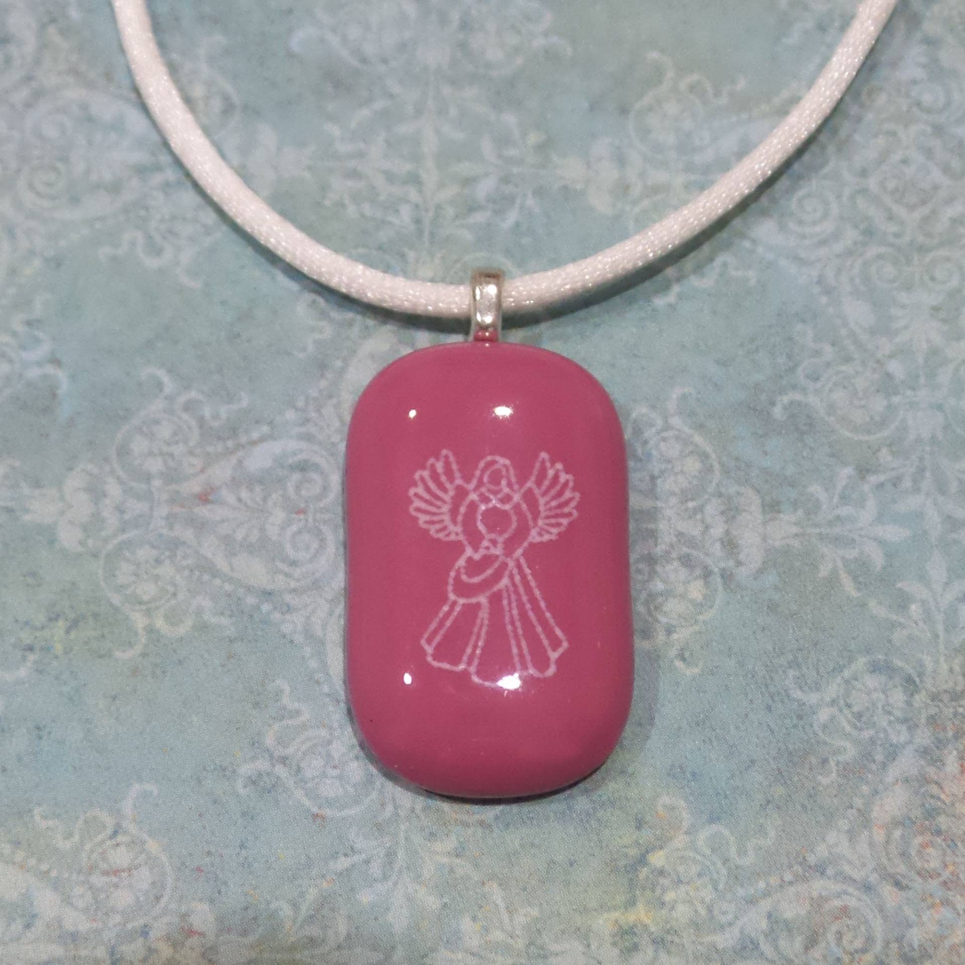 Engel-Anhänger, Rosa Anhänger Mit Weißen Engel Aufkleber, Verschmolzen Glas Schmuck, Religiöse, Geschenke Unter 20 - Mädchen -5 Engel-Anhänger, Rosa Anhänger Mit Weißen Engel Aufkleber, Verschmolzen Glas Schmuck, Religiöse, Geschenke Unter 20 - Mädchen -5 von mysassyglass