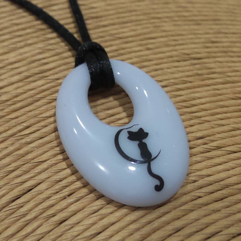 Fusing Glas Katze Auf Mond Halskette Oval Anhänger von mysassyglass