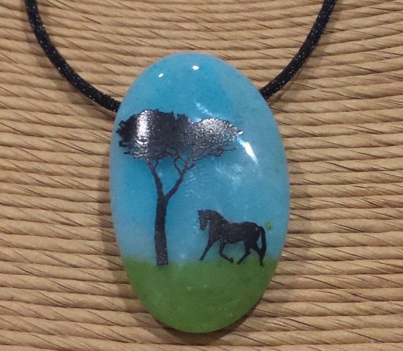 Fusing Glas Pferde Anhänger Blau Und Grün Mit Schwarzer Baum, Reiter Schmuck von mysassyglass