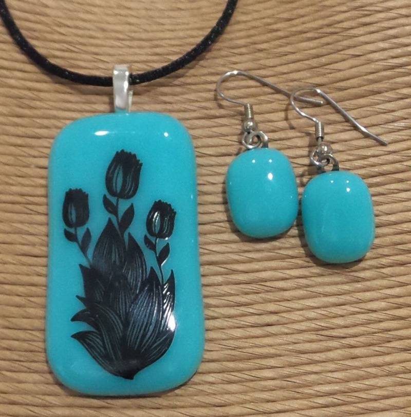 Fusing Glas Schmuck Set Türkis Blauer Tulpen Anhänger, Passende Ohrringe - Blooming Time von mysassyglass