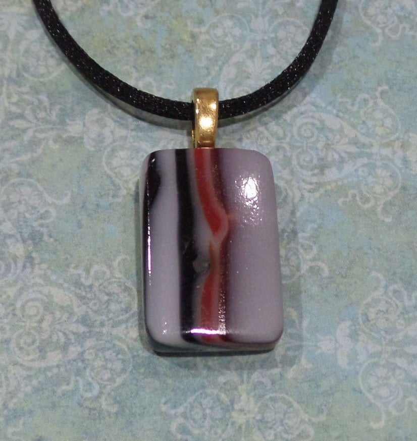 Gestreifter Schwarz Weiß Roter Anhänger, Rot Und Schwarz, Geschmolzener Glasanhänger, Versandfertig, Glasschmuck, Große Goldschlaufe - Sadie 3910 -4 Gestreifter Schwarz Weiß Roter Anhänger, Rot Und Schwarz, Geschmolzener Glasanhänger, Versandfertig, Glasschmuck, Große Goldschlaufe - Sadie 3910 -4 von mysassyglass