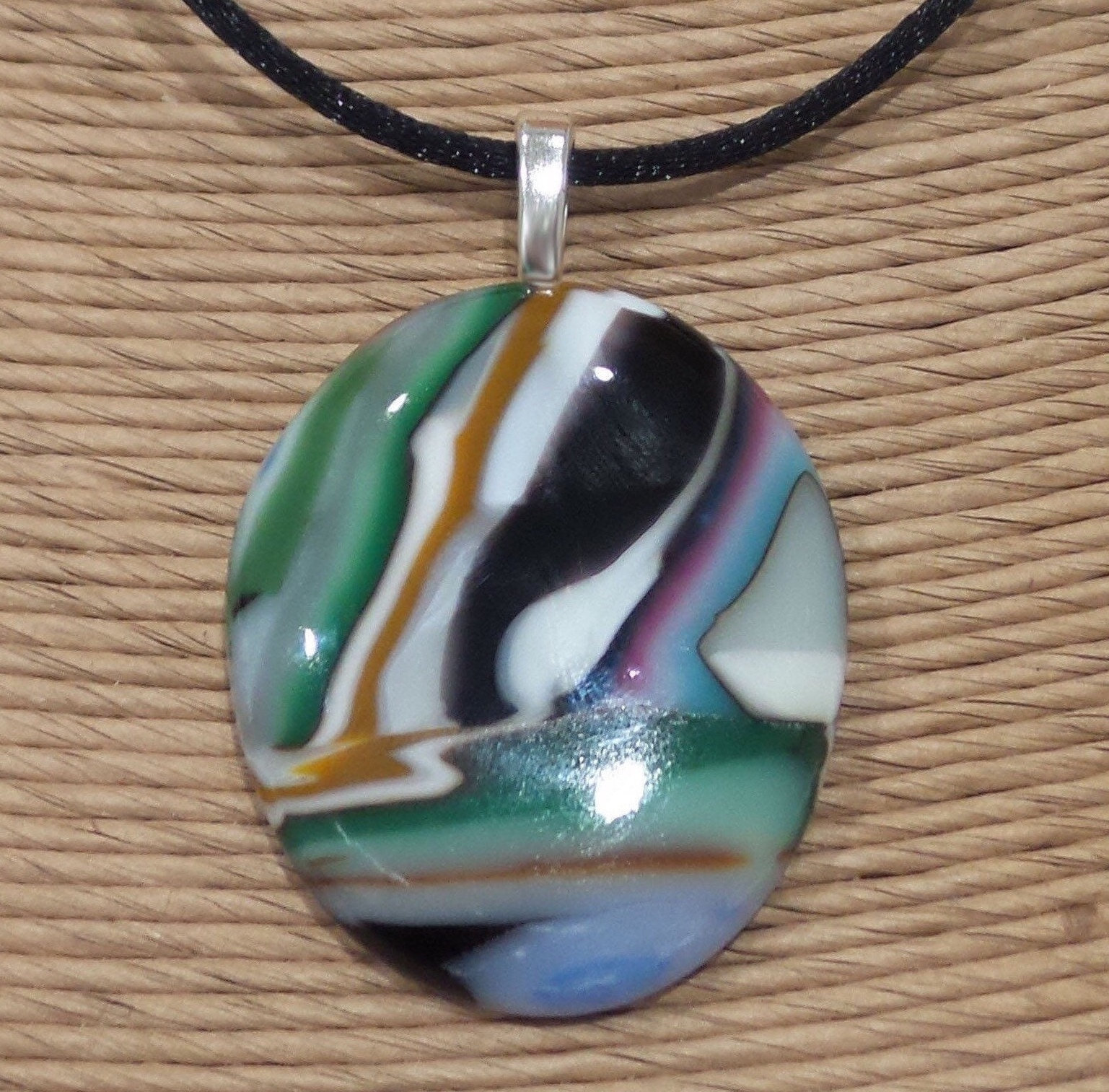 Großer Ovaler Anhänger Aus Geschmolzenem Glas, Grün Braun Schwarz Grau, Bunt Gestreifte Halskette, Erdfarben, Handgemachter Schmuck - Taylor Großer Ovaler Anhänger Aus Geschmolzenem Glas, Grün Braun Schwarz Grau, Bunt Gestreifte Halskette, Erdfarben, Handgemachter Schmuck - Taylor von mysassyglass