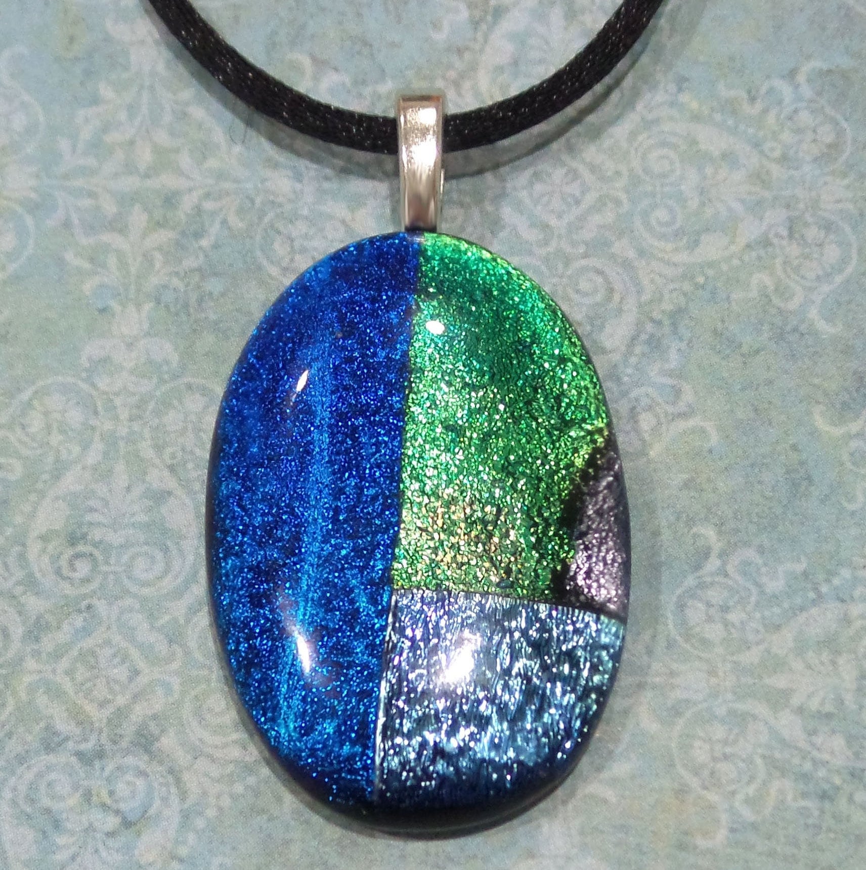 Grün Blau Und Silber Dichroic Glas Anhänger, Einzigartige Ovale Verschmolzene Halskette, Handgemachter Schmuck Geschenk Für Mama - Shimmer & Shine von mysassyglass