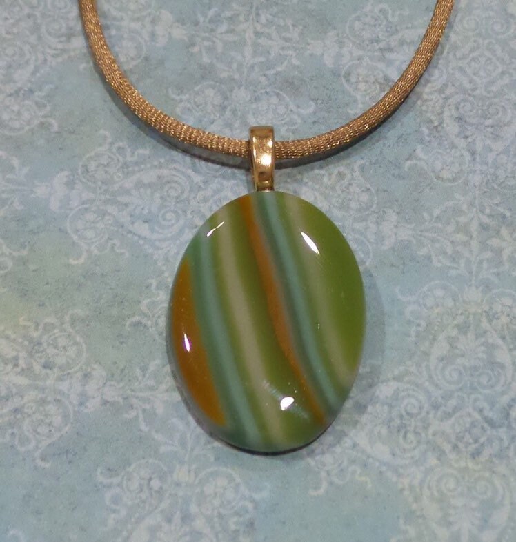 Grün Braun Und Beige Halskette, Erdige Anhänger, Verschmolzen Glas Schmuck, Ovale Omega Slide, Große Gold Kaution - Erdrotation -3920-2 von mysassyglass