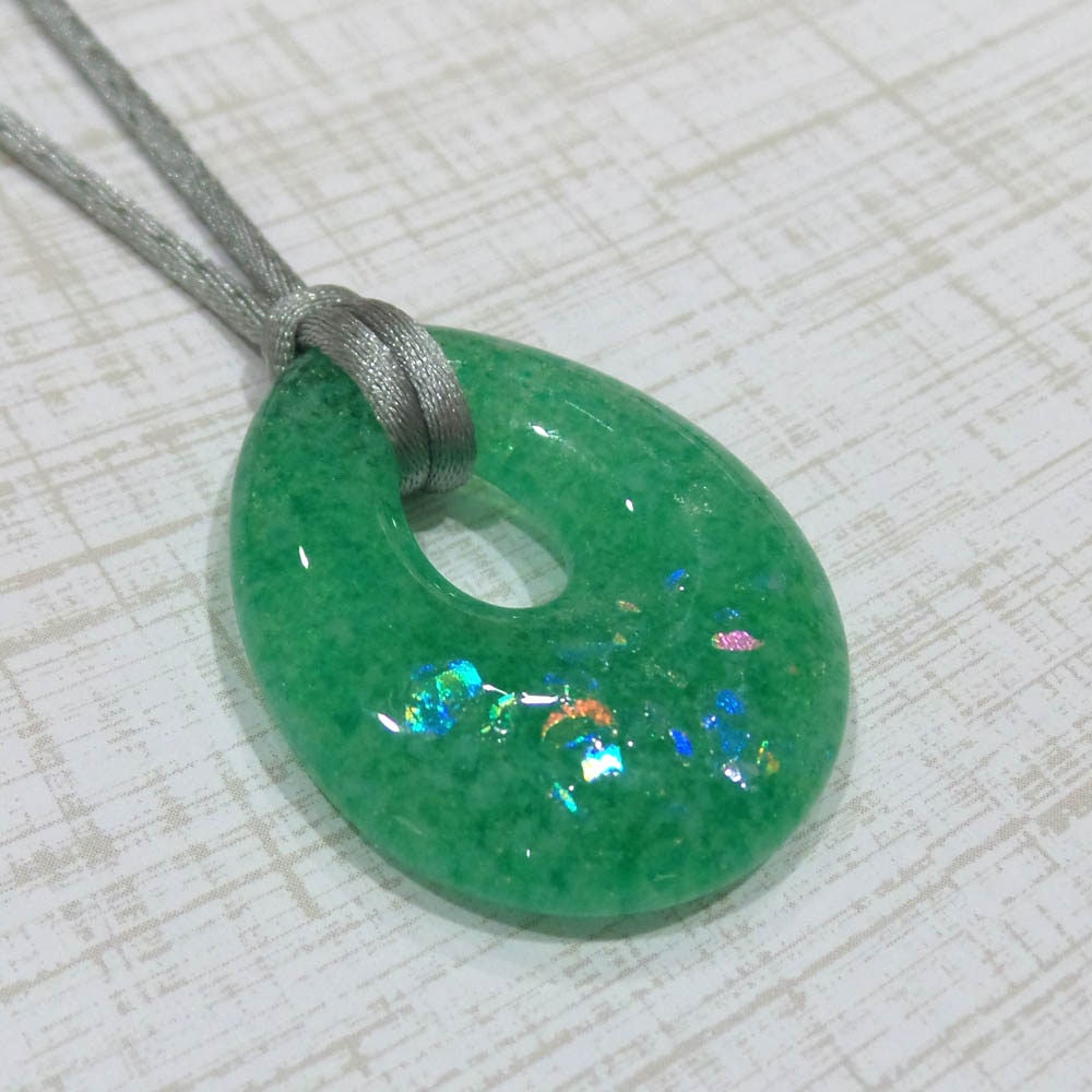 Grüne Halskette, Geschmolzener Glasanhänger, Dichroic Akzente, Tropfen-Halskette, Glas-Donut, Versandfertig -Taji - -5 von mysassyglass