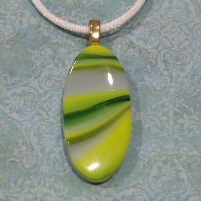 Grüner Fused Glass Anhänger, Grün Gestreifter Omega Objektträger, Geschmolzenes Glas Schmuck, Lindgrün, Versandfertig - Pearson von mysassyglass