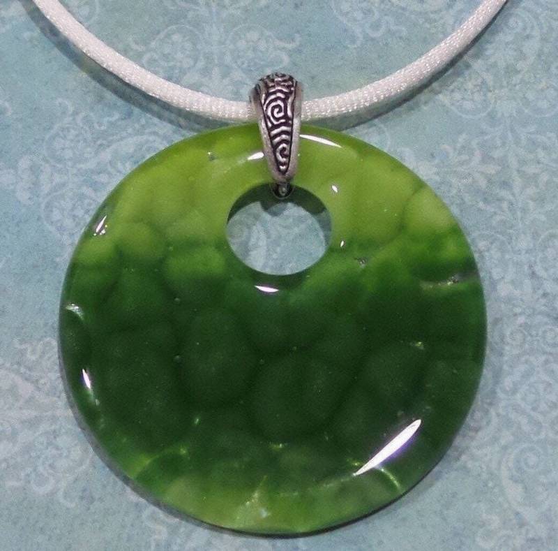 Grüner Fusing Glas Anhänger Einzigartiger Statement Schmuck von mysassyglass
