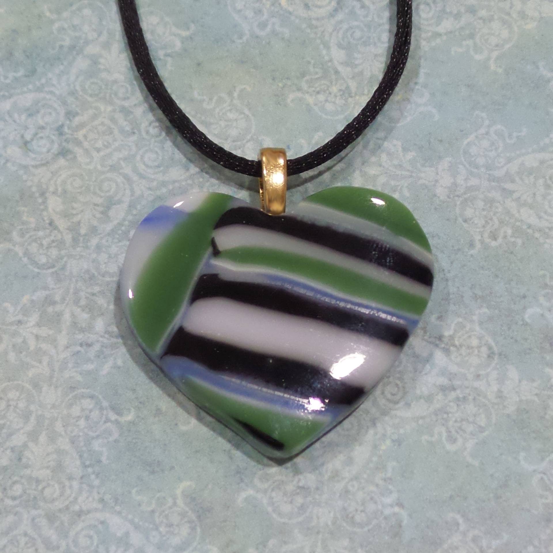 Grüner Herz Anhänger, Erdiger Gestreift Grün Schwarz Weiß, Glasschmuck, Unikat - Sentimental 3899 -2 von mysassyglass