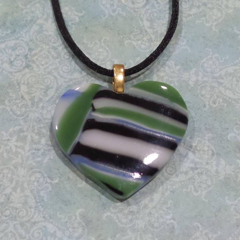 Grüner Herz Anhänger, Erdiger Gestreift Grün Schwarz Weiß, Glasschmuck, Unikat - Sentimental 3899 -2 von mysassyglass