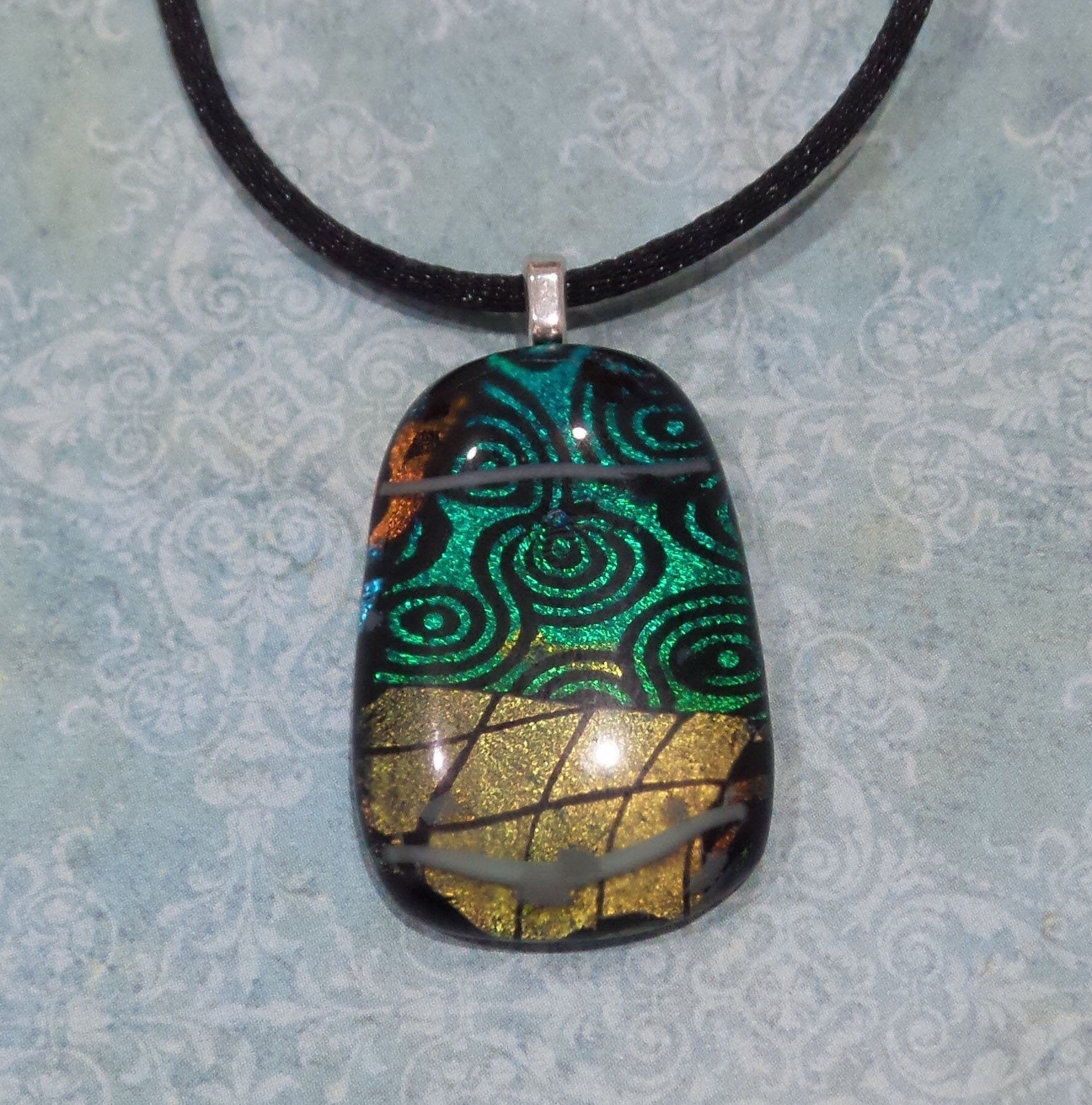 Grüner Und Golden Brauner Dichroic Anhänger, One Of A Kind Fused Glas Geschenk Für Sie, Handgefertigter Schmuck in Wisconsin - Babs -10 Grüner Und Golden Brauner Dichroic Anhänger, One Of A Kind Fused Glas Geschenk Für Sie, Handgefertigter Schmuck in Wisconsin - Babs -10 von mysassyglass