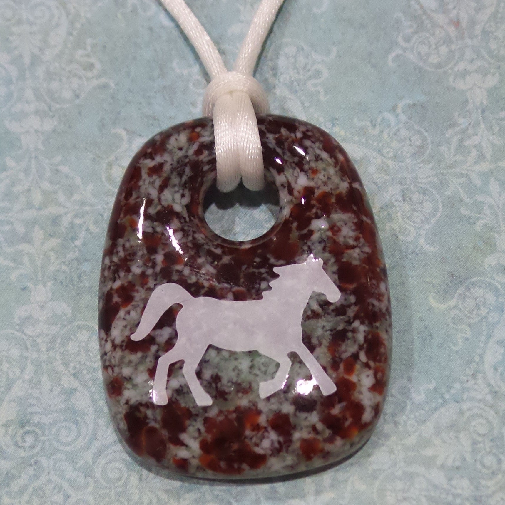 Halskette Pferd, Donut-Anhänger Aus Geschmolzenem Glas, Kastanienrot, Minzgrün, Schimmel, Reiter, Bauer, Pferdefarm, Bauernhof - Stärke von mysassyglass