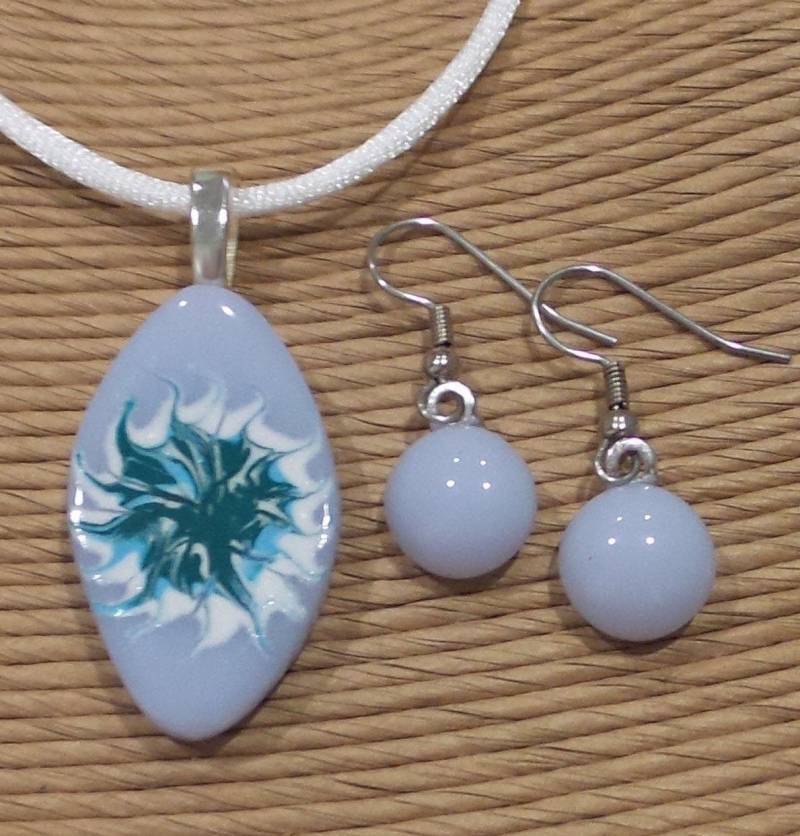 Handbemaltes Glasschmuck Set Lila Anhänger & Ohrhänger von mysassyglass