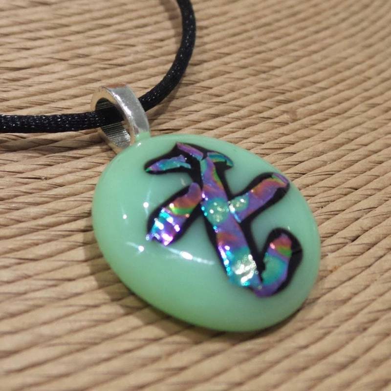 Handgemachter Mint Grüner Dichroic Glas Anhänger Regenbogen Schmuck von mysassyglass