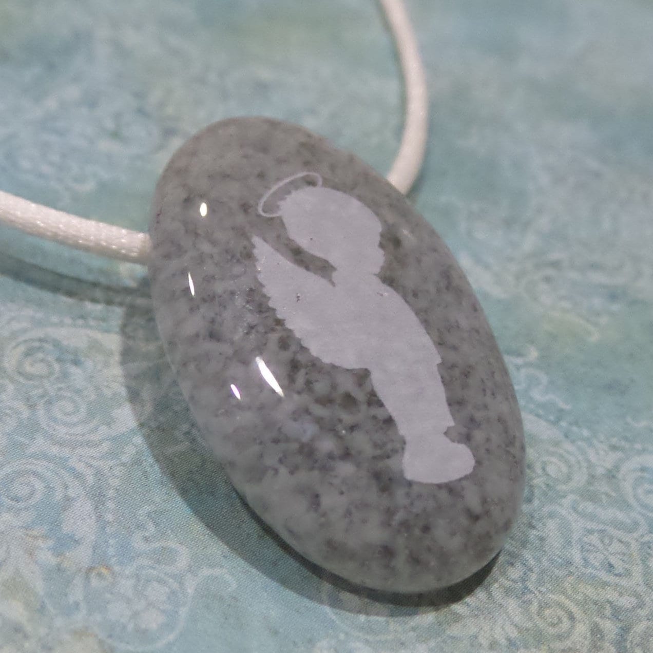 Junge Engel Halskette, Grau Und Weiß Anhänger, Religiös, in Erinnerung An Kind, Oval Glas Geschmolzenes Schmuck - Angel Boy von mysassyglass