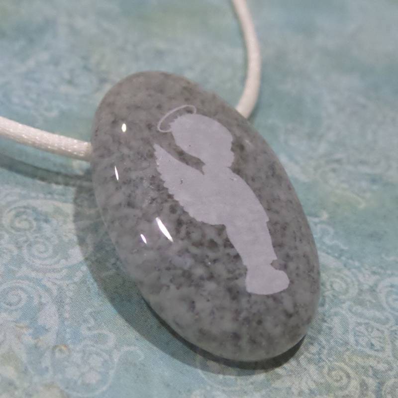 Junge Engel Halskette, Grau Und Weiß Anhänger, Religiös, in Erinnerung An Kind, Oval Glas Geschmolzenes Schmuck - Angel Boy von mysassyglass