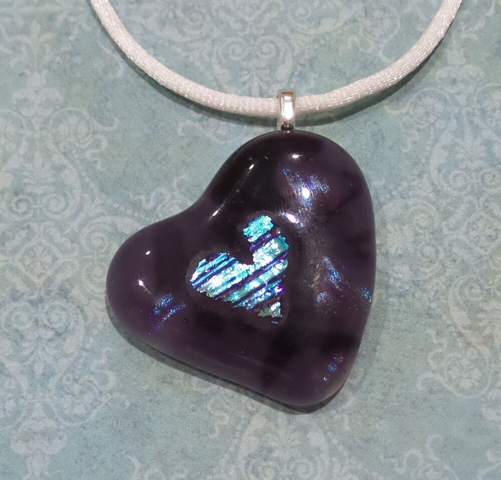 Lila Herz Anhänger, Aqua Blue Dichroic Glas, Geschmolzene Glas Schmuck, Lila, Blau, Eine Einer Art Halskette, Valentinsgruß - Lilac Love -8 Lila Herz Anhänger, Aqua Blue Dichroic Glas, Geschmolzene Glas Schmuck, Lila, Blau, Eine Einer Art Halskette, Valentinsgruß - Lilac Love -8 von mysassyglass