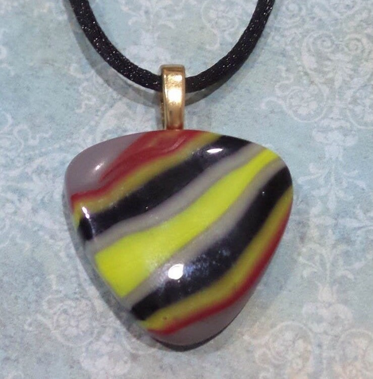 Rot Gelb Grau Und Schwarz Fused Glass Anhänger, Gestreifter Schmuck, Omega Objektträger, Versandbereit, Große Gold Kaution - Potpourri von mysassyglass